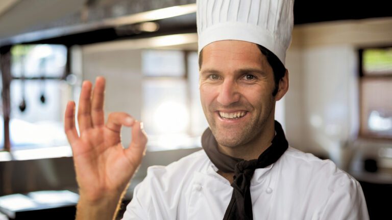 The 8 Restaurant Habits That Make Chefs Respect You