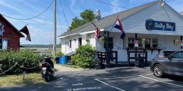 8 Hidden Seafood Restaurants In Maine That Locals Can’t Stop Talking About