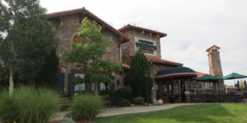 8 hidden pizza places in colorado that locals say beat the chains every time fast food news