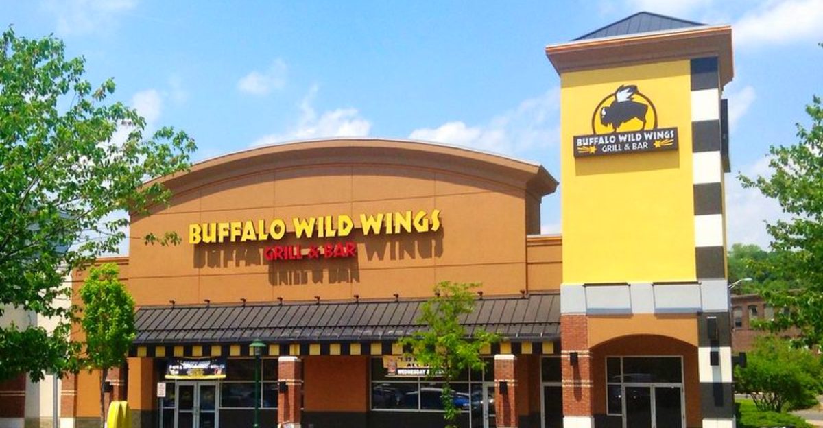 10 American Restaurant Chains Serving Buffalo Wings Worth Getting Messy For