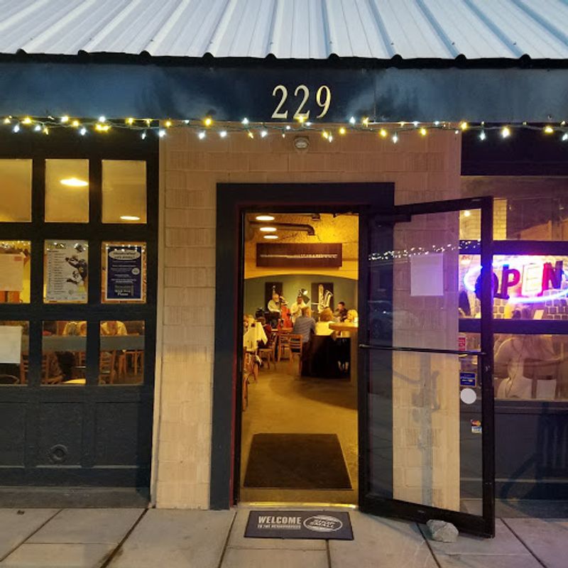 9 Indiana Mom-And-Pop Pizza Ovens Still Sliding Pies On Wooden Peels 5 Richard’s Brick Oven Pizza – Franklin, IN