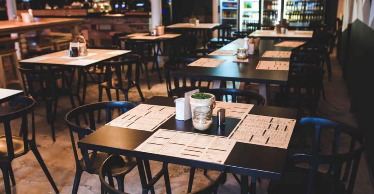 12 Clear Clues Your Favorite Restaurant Might Be in Serious Trouble