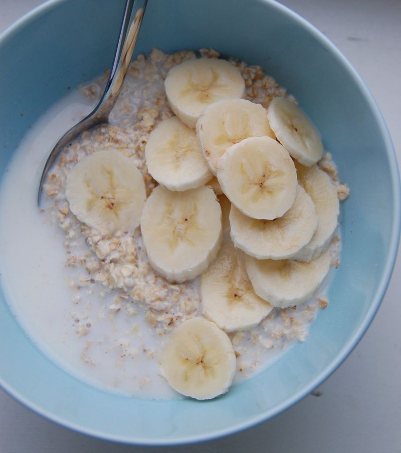 15 Meals That Are Gentle on the Digestive System 2 Oatmeal with Bananas