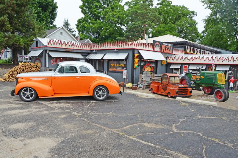 9 Indiana Mom-And-Pop Pizza Ovens Still Sliding Pies On Wooden Peels 4 1000° Wood Fired Pizza – Mount Summit, IN