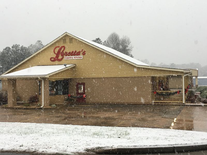 12 Georgia Backroad Cafés Locals Hit for Big Bowls and Even Bigger Biscuits on Cold Nights 16 Loretta’s Country Kitchen - Oakwood, Georgia