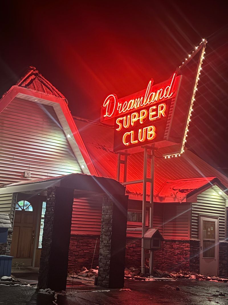 11 Wisconsin Supper Clubs Where Friday Night Feels Exactly Like It Did In The ’70s 5 Dreamland Supper Club