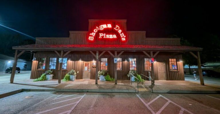 I Drove Across Arkansas To Try 9 Family Pizzerias—And Found One That Redefines Comfort