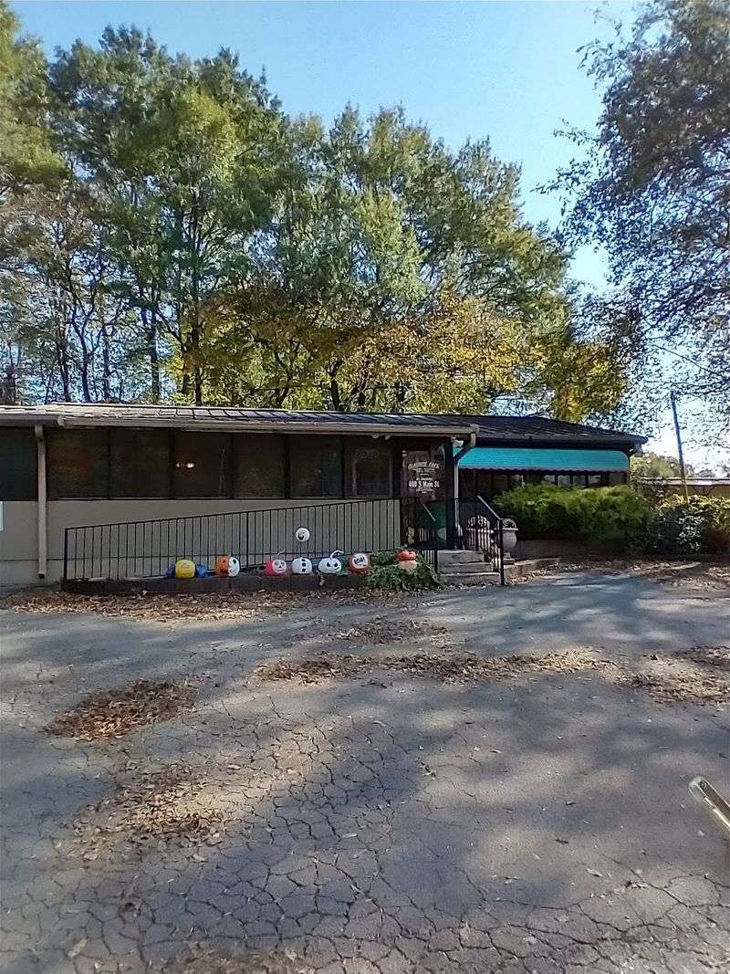 12 Alabama Meat-And-Three Spots Where The Daily Special Rarely Changes (And Locals Love It) 9 Claunch Café- Tuscumbia, Alabama