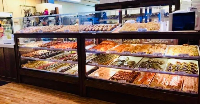 Munchers Bakery In Kansas Has Locals Lining Up Before Sunrise