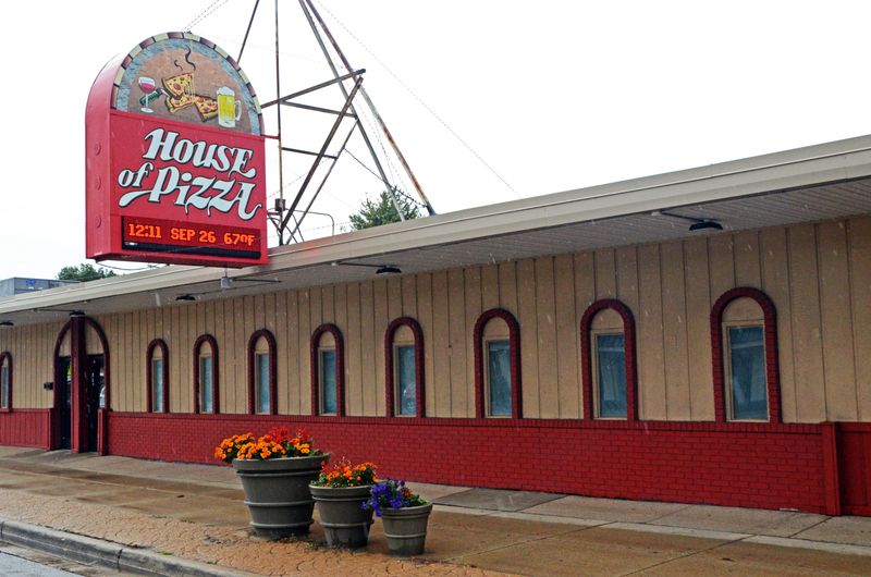 9 Indiana Mom-And-Pop Pizza Ovens Still Sliding Pies On Wooden Peels 8 House of Pizza – Hammond, IN