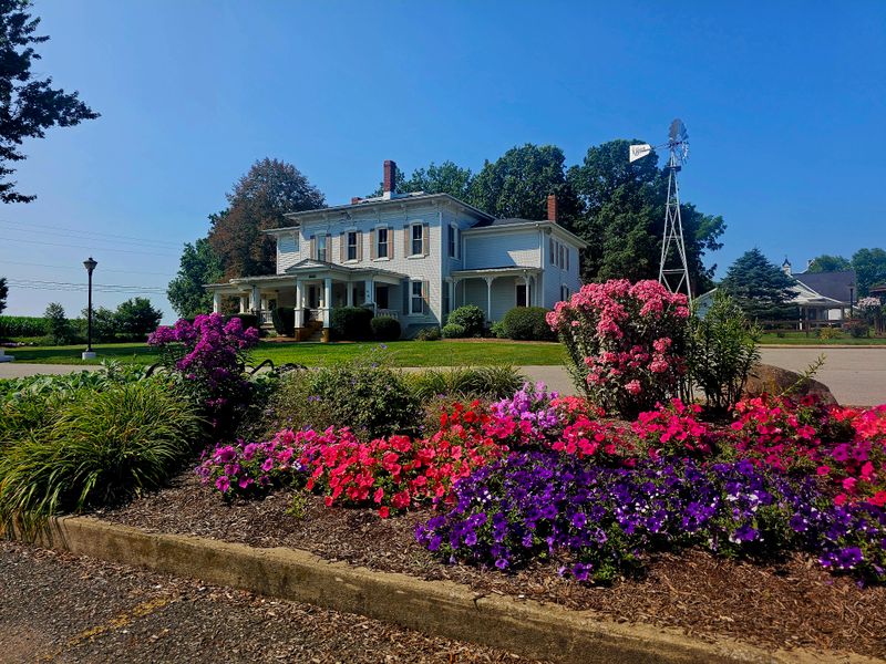 This Ohio Small-Town Buffet Keeps Serving Roast And Gravy Like It’s Always A Holiday 3 Fried Chicken With Country Crunch