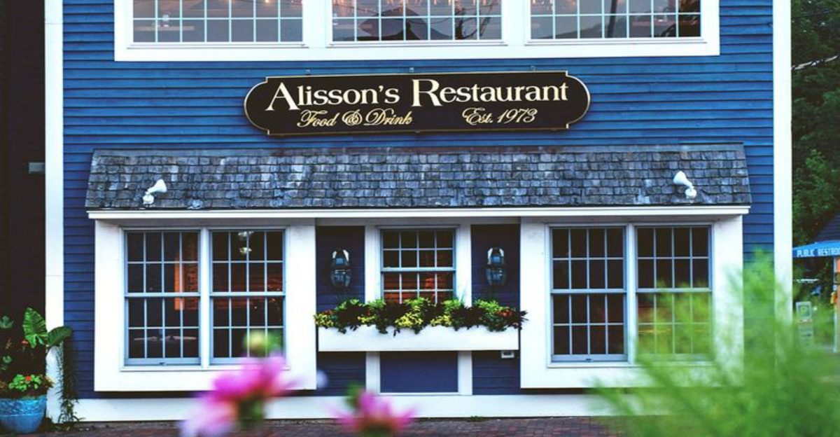 This Coastal Maine Shack Serves Lobster Mac And Cheese Locals Call “Ridiculous” 5 This Coastal Maine Shack Serves Lobster Mac And Cheese Locals Call “Ridiculous”