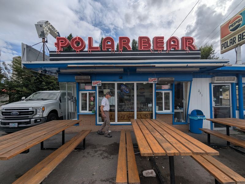 This Oregon Small-Town Burger Stand Turns Crispy Fries And Thick Milkshakes Into A Must-Stop Roadside Ritual 10 Navigating Peak Time Waits