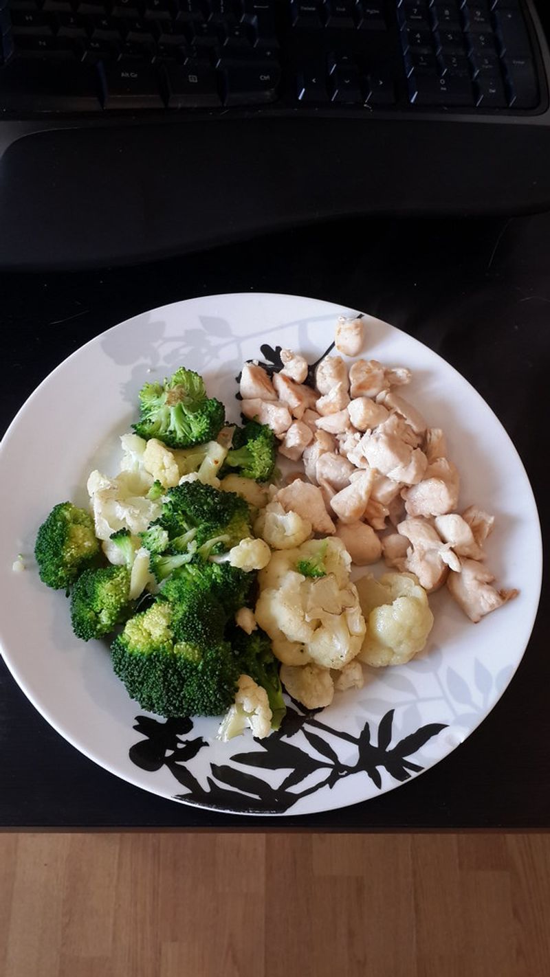 10 Chinese Restaurant Staples Nutritionists Secretly Approve Of 6 Steamed Chicken with Vegetables