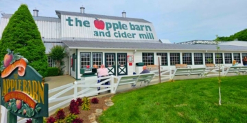 11 Apple Pie and Donut Stands Across America That Turn Fall Weekends Into a Tradition