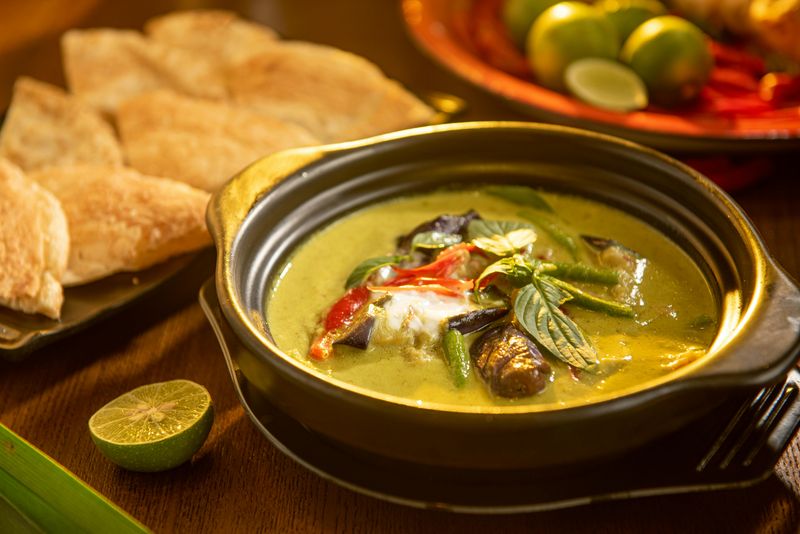 17 Thai Dishes That Prove This Might Be the Most Addictive Cuisine in the World 6 Green Curry (Gaeng Keow Wan)