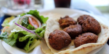 9 Mediterranean Plates That Make Eating Healthy Feel Like a Vacation