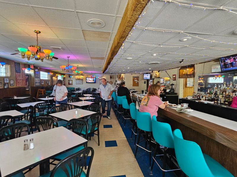 This Chicago Pizza Spot Serves Thin Crust Pizza Locals Say Is The Real Deal 14 Servers With South Side Timing