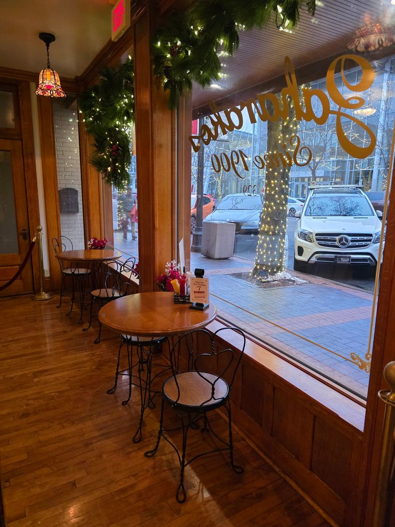 This Indiana Soda Fountain Serves Hand-Dipped Ice Cream Locals Say Is A Sweet Tradition 27 Windows To Washington Street
