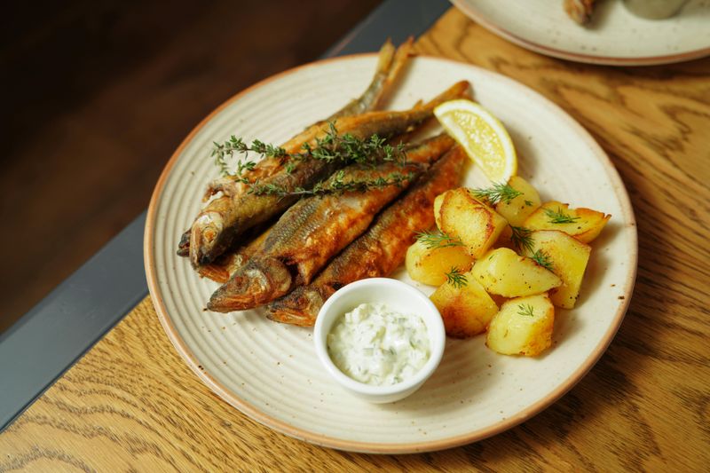16 Meals That Fed Families Without Being Called “Comfort Food” 21 Fried fish and potatoes