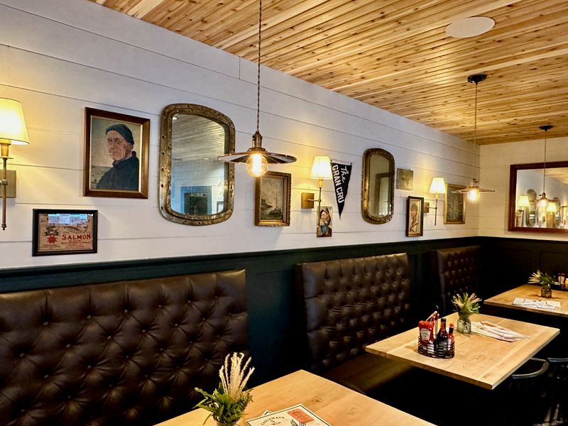 8 Washington Coastal Cafés Serving Cod Sandwiches That Taste Like Sea Air and Sunshine 9 Castaway's Seafood Grille - Long Beach, Washington