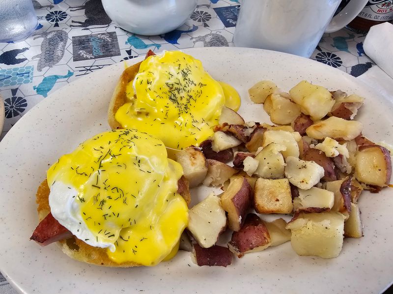 This Florida Biscuit Barn Serves Fluffy Biscuits And Sausage Gravy Locals Call the “Real Southern Deal” 16 Weekend Biscuit Benedict