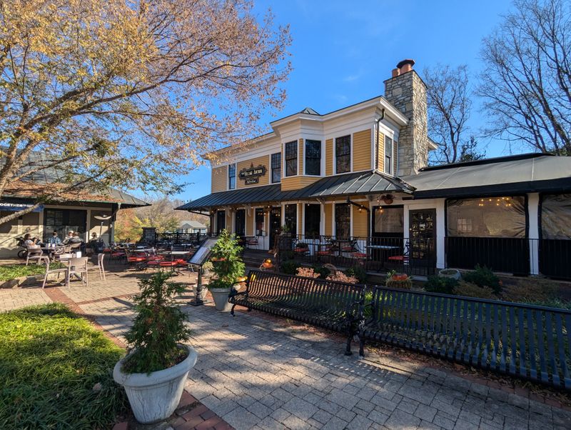 14 Kentucky Breakfast Counters Serving Biscuits And Gravy That Still Taste Like Home 17 The Village Anchor - Louisville, Kentucky