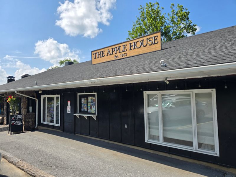 The Apple House - Linden, Virginia