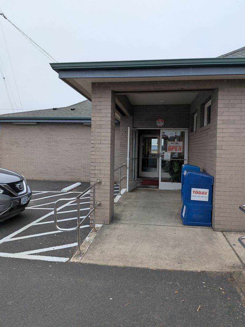 These Old-School Chinese Kitchens In Oregon Still Serve Stir-Fries Like It’s Day One 6 Lee's Wok - Newport, Oregon