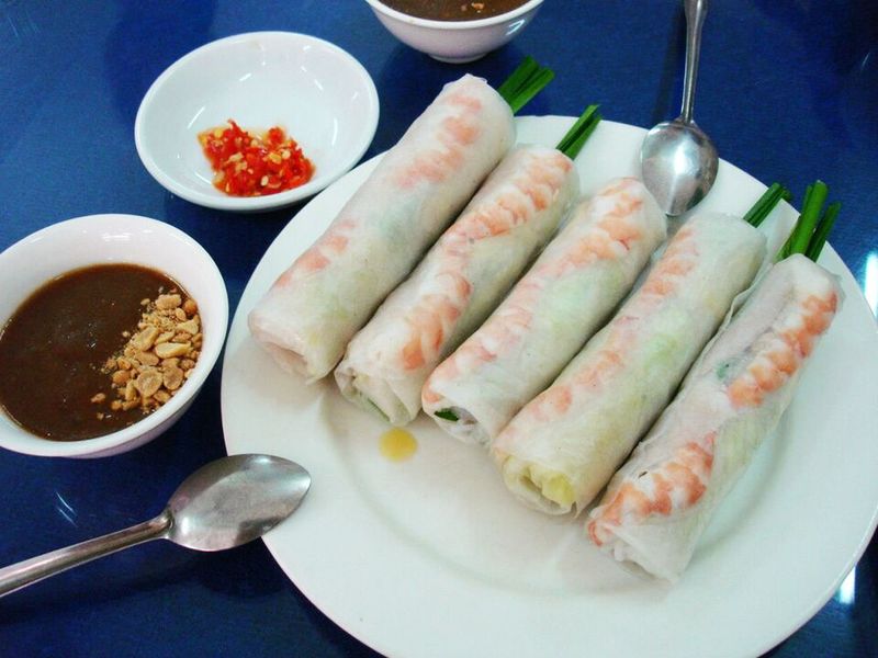 Light but Full of Flavor - 15 Vietnamese Dishes Perfect for Hot Summer Days 9 Goi Cuon (fresh spring rolls)