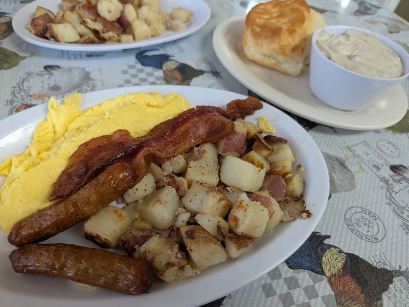 This Florida Biscuit Barn Serves Fluffy Biscuits And Sausage Gravy Locals Call the “Real Southern Deal” 8 Hearty Country Breakfast Plate