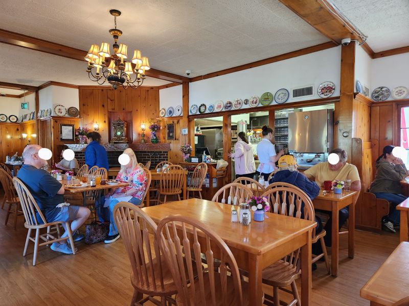 This Pancake House Flips Cakes Bigger Than the Plate—and Food Lovers Love It 12 Community Table Strategy