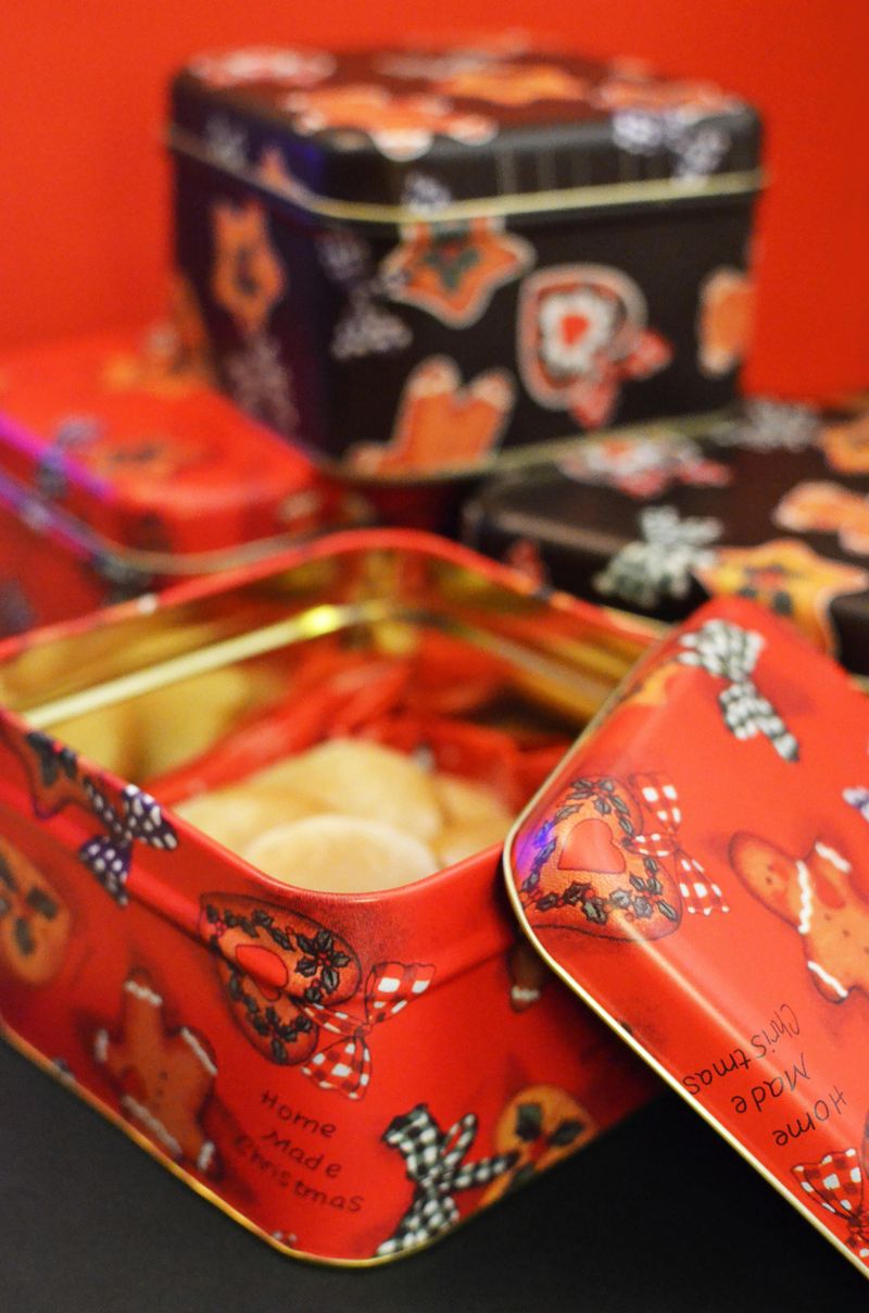 Holiday cookie tin