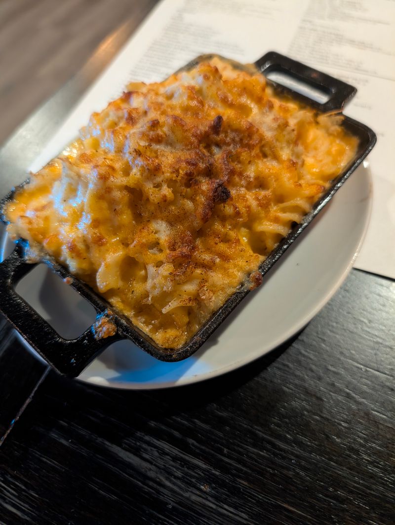 This Maryland Seafood House Serves Crab Cakes So Famous the Weekend Crowds Start Forming Before Lunch 16 Crab Mac And Cheese Comfort