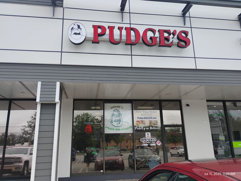 11 Pennsylvania Hoagie Kitchens Stuffing Subs Until They Barely Close 13 Pudge's Steaks & Hoagies – Blue Bell, PA