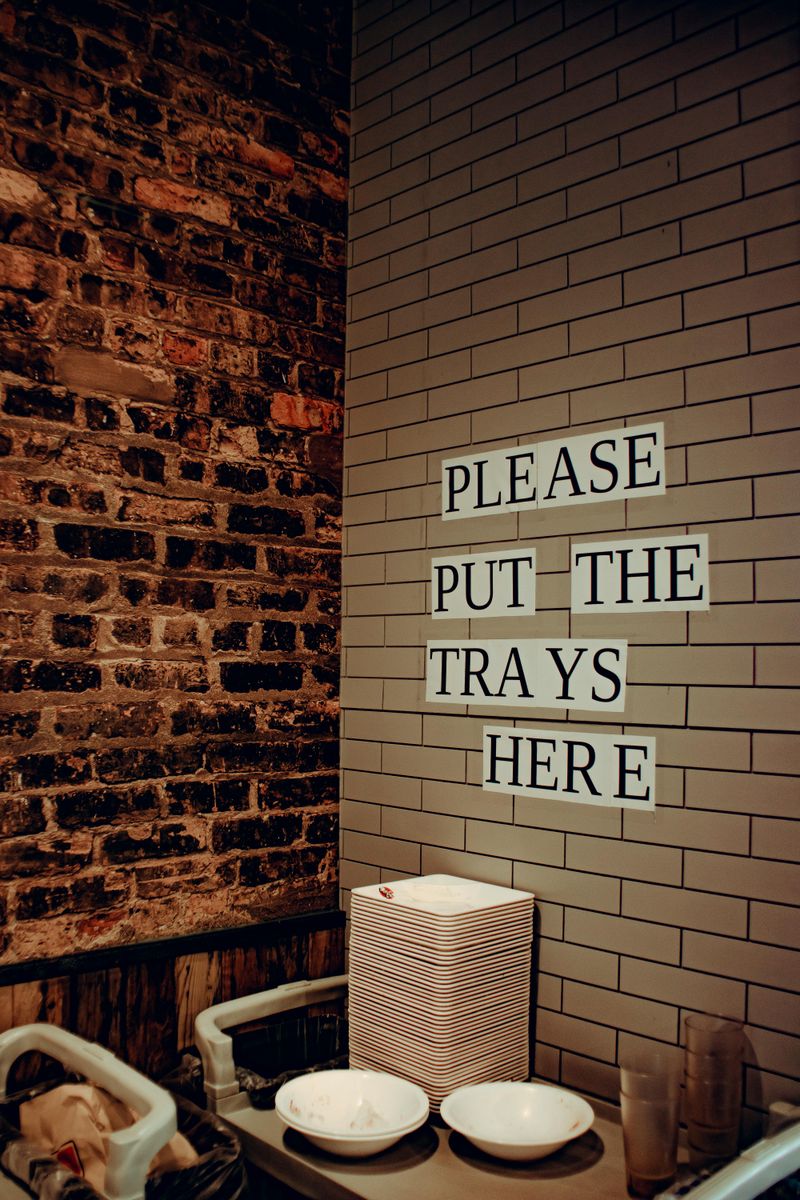 Tray return signs