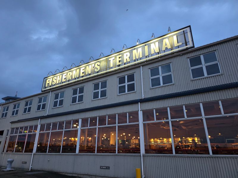 11 Washington Seafood Buffets Where Salmon, Clams, And Crab Keep Plates Overflowing 10 Chinook's At Salmon Bay - Seattle, Washington