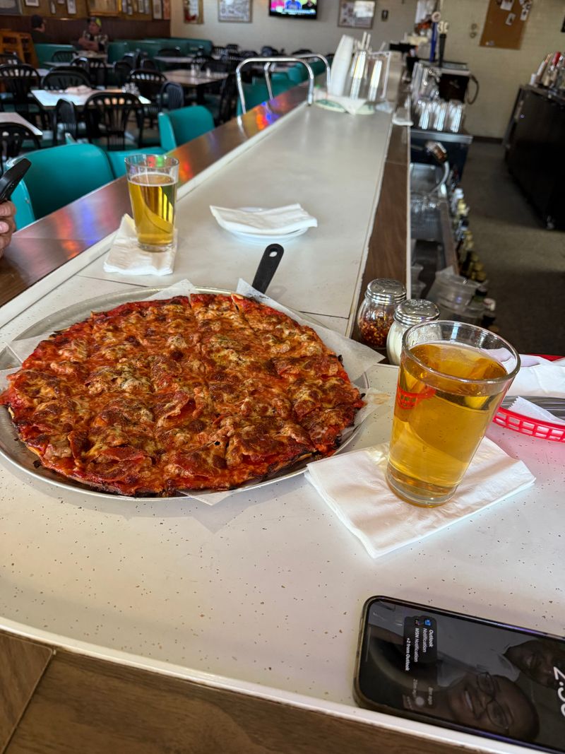 This Chicago Pizza Spot Serves Thin Crust Pizza Locals Say Is The Real Deal 16 From 1932 With Love