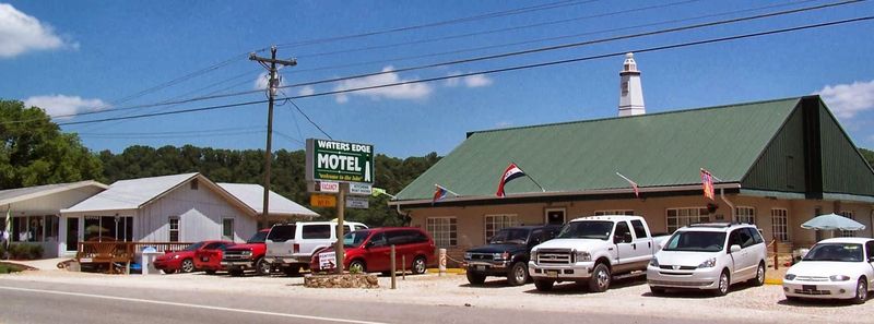 Waters Edge Motel - Gravois Mills, Missouri