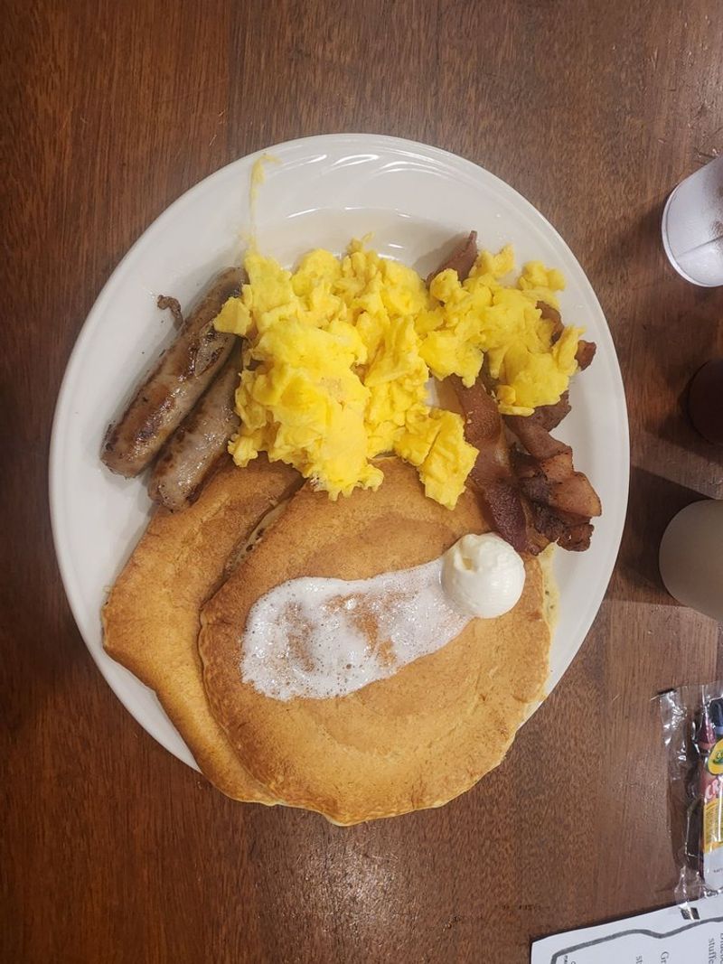This Vermont Log-Cabin Diner Serves Maple-Glazed Bacon And Fluffy Pancakes That Make Every Morning Feel Like a Ski Weekend Treat 8 Sampler Breakfast For The Win