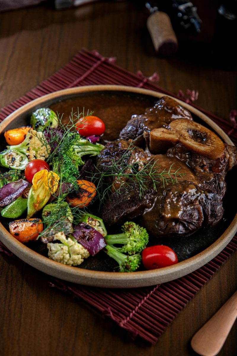 From Fresh Italian Classics to Indulgent Desserts – The Ultimate Comfort-Food Feast You’ll Want to Try Tonight 17 Slow-Braised Beef Shank with Roasted Vegetables
