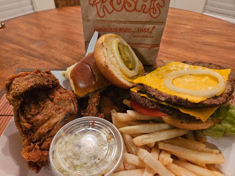 This South Carolina Burger Stand Feels Frozen In Time – And That’s Exactly Why It Works 7 Classic Cheeseburger, Extra Pickles