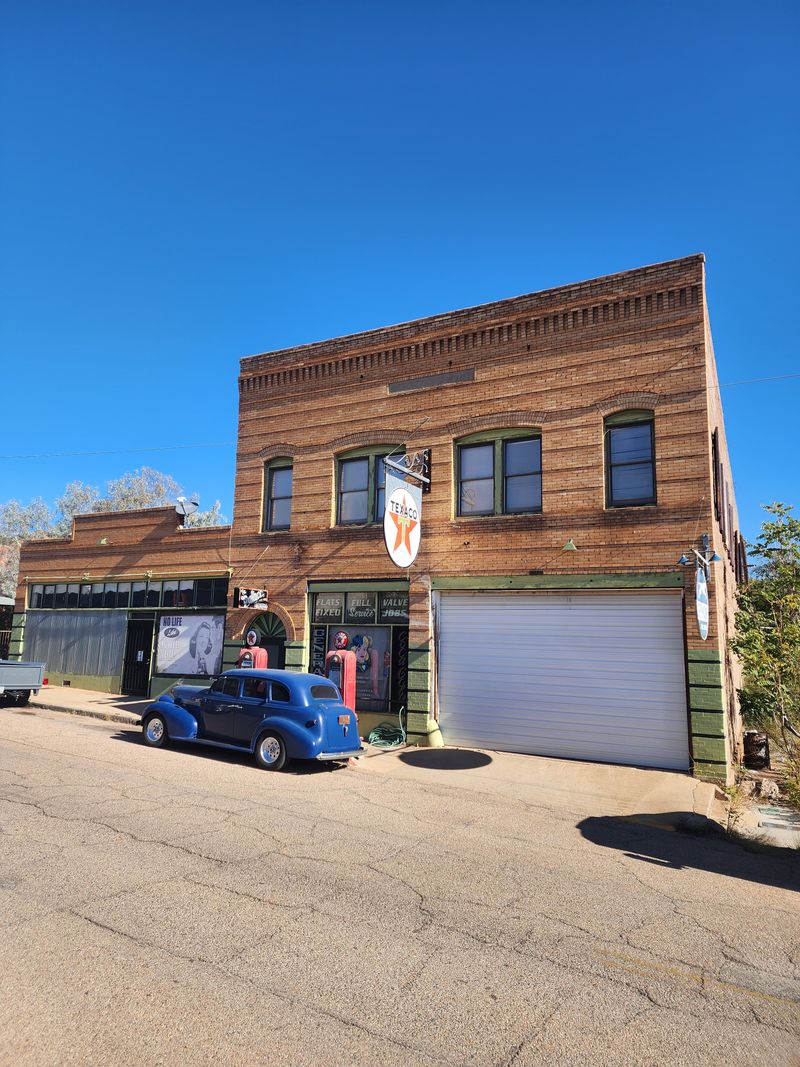 Retro Vibes On Historic Erie Street