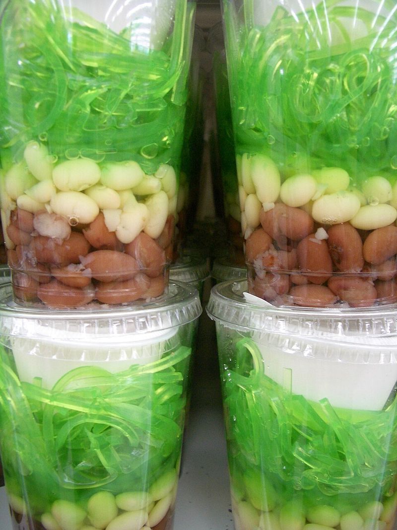 Light but Full of Flavor - 15 Vietnamese Dishes Perfect for Hot Summer Days 19 Che Ba Mau (three-color dessert)