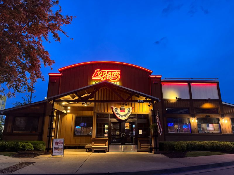9 Steakhouse Chains Old-School Regulars Say Still Know How to Treat a Customer 7 Logan’s Roadhouse — Nashville, Tennessee