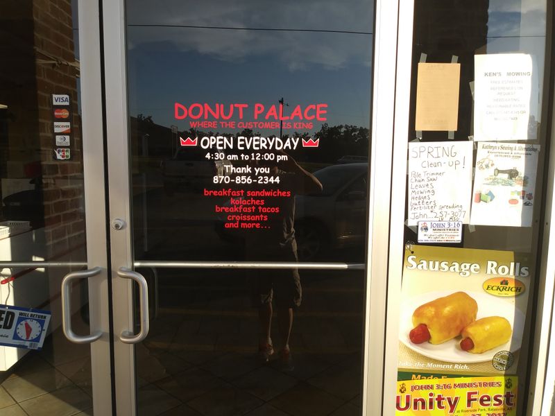 19 Small-Town Coffee-and-Donut Counters Across America That Still Open Before Sunrise 14 Donut Palace - Highland, Arkansas