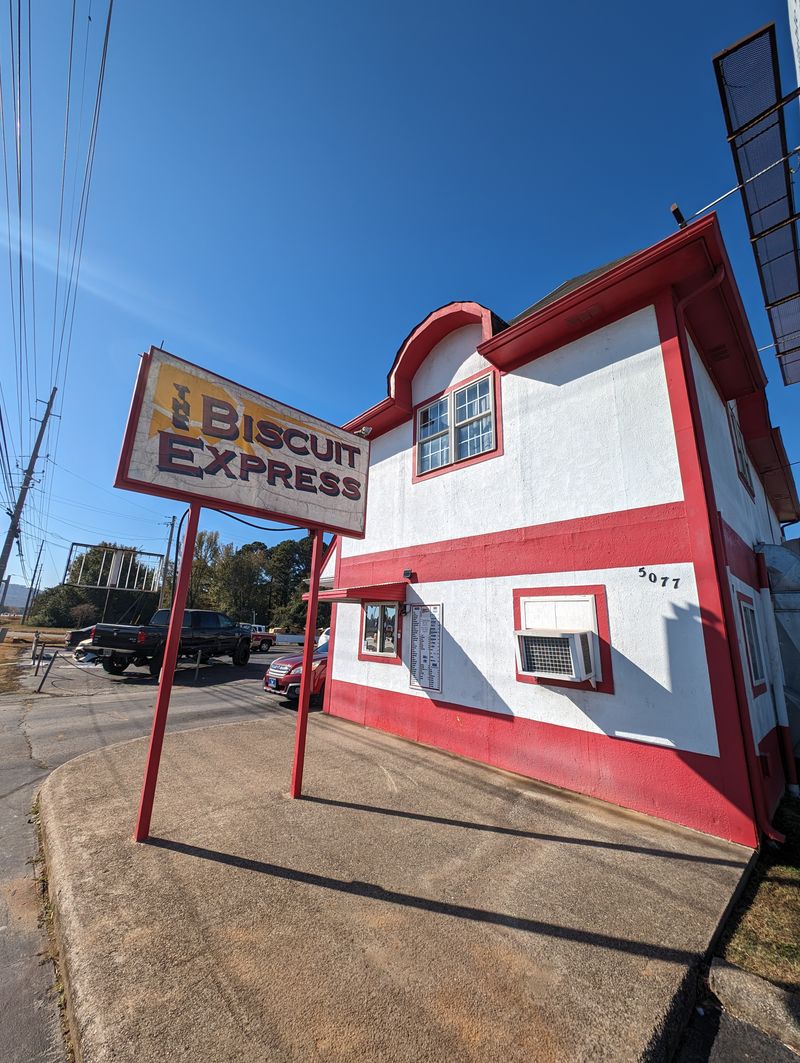 This Alabama Biscuit House Serves Sausage Gravy Locals Say Defines Southern Mornings 8 Biscuit And Gravy, Grandma Style