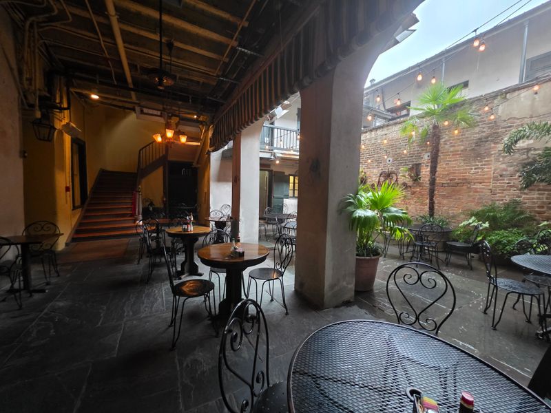 This Louisiana French Quarter Café Serves Warm Muffulettas So Good, Every Bite Feels Like Its Own Little Holiday 13 Service, Pace, And Timing