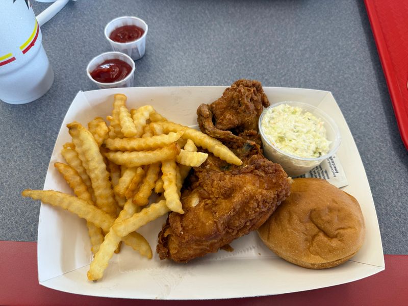 This South Carolina Burger Stand Feels Frozen In Time – And That’s Exactly Why It Works 6 Fried Chicken That Stays Crisp