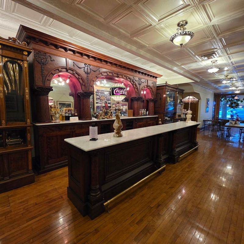 This Indiana Soda Fountain Serves Hand-Dipped Ice Cream Locals Say Is A Sweet Tradition 16 Root Beer Float Reverie